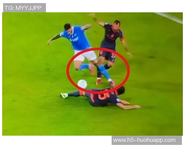 国米点球争议背后主裁视线受阻助理裁判果断判罚VAR介入确认结果