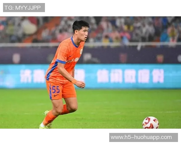 泰山足校教练赞扬彭啸拼搏精神与战斗风格值得学习与推广